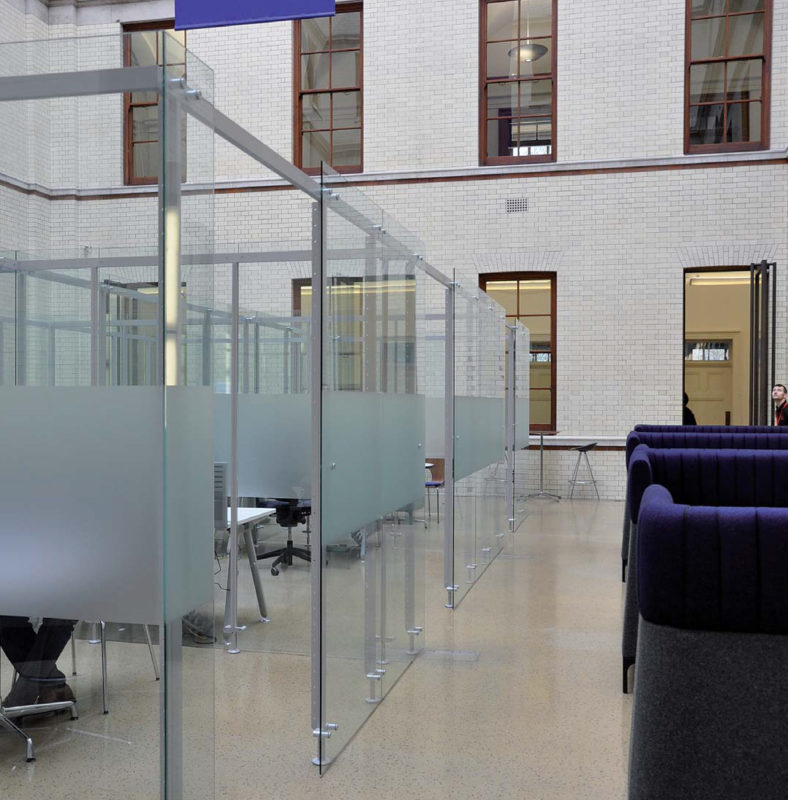 דלתות זכוכית למשרד הזזה POLE