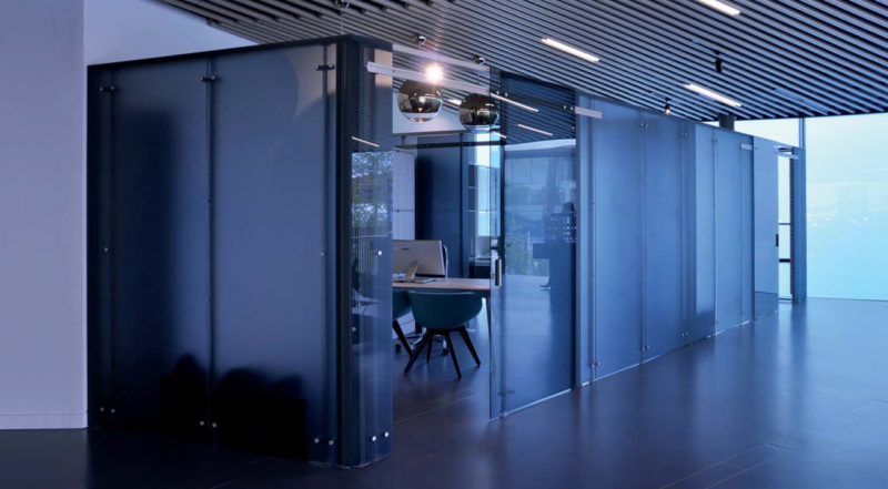 דלתות זכוכית למשרד הזזה POLE