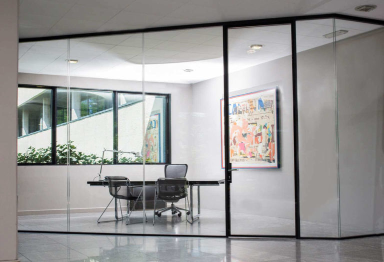 מחיצות זכוכית למשרדים – עיצוב ונוחות ללא פשרות